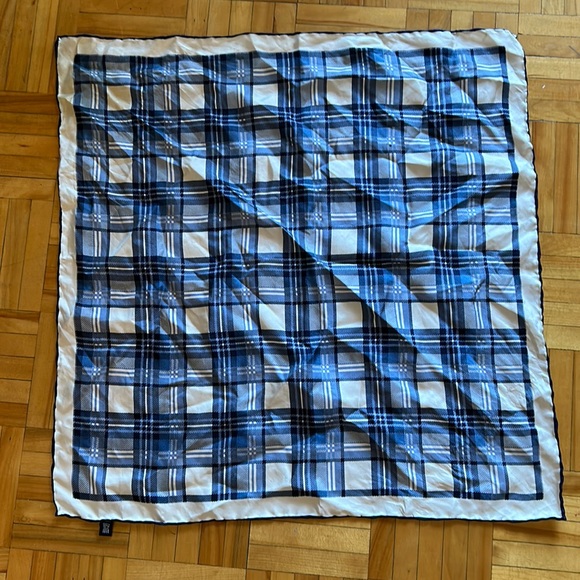 20.5 X 20.5 silk scarf - Picture 2 of 6